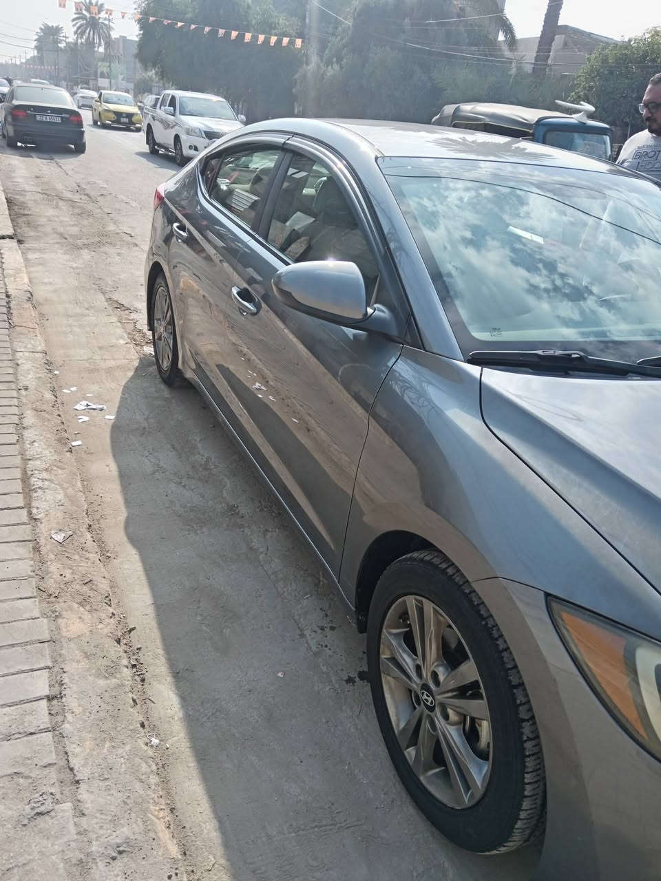 السلام عليكم. للبيع الانترا وارد أمريكي موديل 18 نص فول تحكم استيرن جهتين ثلاث انظمه قياده نظام  نقطة العمياء بيها بارد بالباب الخلف السائق حادثها مرفق بالصور محرك بي صوت رقم شمالي بأسمي سنوية لل 2029 السعر 120 وبيها مجال بسيط مكاني بغداد الدورة هاذا رقمي *********** غير غير متواجد ع. فيس
