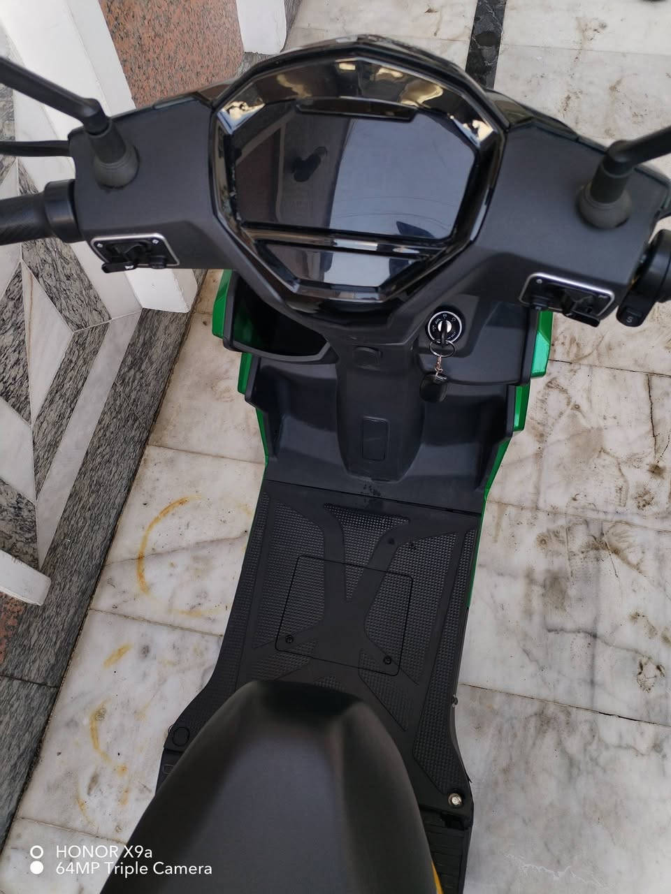 دراجه ڪهربائيه للبيع 
مواصفات 
1••• 3 سرع بيه سرعه اولا 40 الثانيه 50 الثالثه 60
2••• سرعته تقفل 60 حقيقي بشاشه 
3••• بريك امامي خلفي 
4••• لايت زنون عالي + ناصي 
5••• 3 الوان اسود + اصفر + اخضر 
6•••شحن 4 ساعات فقط 
7••• الشحنه الوحده 40km 
----------
الدراجه حلوه ومرتبه ونضيفه بيه بس جاملغ وراجع  القطعه عيب مابيه استعمال قليل سعرها 850 قفل اني اخذته ب 950 
••• العناون 
بغداد الكراده 
واتساب فقط ***********
