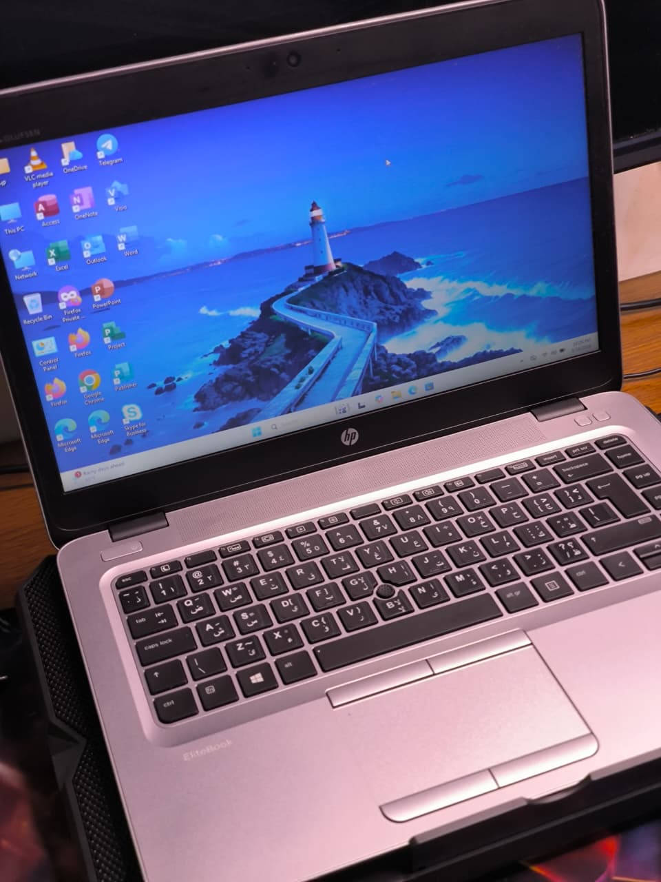 💻 HP ProBook 640 G4 | سلفر أنيق (كمية محدودة: 11 قطعة)

الاستخدام الأمثل: مثالي جداً لطلاب الجامعات والموظفين؛ يتميز بوزن خفيف وشكل أنيق للتنقل اليومي. يوفر أداءً سريعاً لبرامج الأوفيس، الاجتماعات أونلاين، والبحوث، ويشغل الألعاب الخفيفة مثل (Minecraft و Roblox) بسلاسة تامة.

🔍 المواصفات التقنية:

المعالج: Intel Core i5 (الجيل السابع).

الرام: 8GB DDR4.

الهارد: 256GB SSD (سرعة عالية في التشغيل).

الشاشة: 14 بوصة (حجم مثالي للمكتب والحقيبة).

اللون: فضي (Silver).

الكيبورد: ستيكر (عربي/إنجليزي).

🎁 الملحقات المجانية:
(حقيبة، شاحن أصلي، ماوس، ماوس باد).

🛡️ الضمان والخدمات:

فحص المواصفات والنظافة قبل الاستلام.

ضمان استبدال لمدة أسبوع كامل.

تنصيب ويندوز والبرامج الأساسية مجاناً.

💰 السعر: 249,000 دينار عراقي.

📍 الموقع: بغداد - الأمين الثانية.
🚚 التوصيل: متوفر لجميع محافظات العراق.

📞 للحجز والاستفسار:
***********
***********
