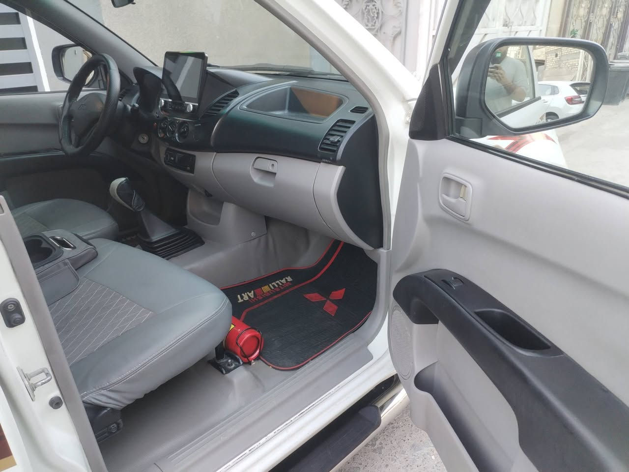 السلام عليكم اخوان L200 للبيع او مراوس السيارة كلش جديدة شكد متتخيل وكلشي بلادي و ع شركة ماشيه ١٤٠ الف حتى جامتها الاماميه البلاديه ومابيها ولا زلخ الجامه دواخلها بلكارتون ترايها مال هسه طالعه من الشركة رقمها مميز تره تحب تستفسر بعد هذا رقمي ***********
