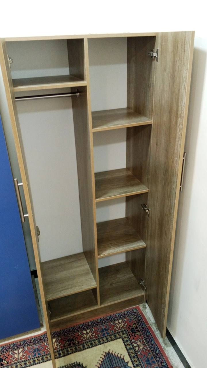 كنتورين للبيع
اللي على اليمنة بابين نظيف حيل 100 ألف 
واللي على اليسرة مثل ما موضح بالصورة 3 بيبان 100
ارتفاعهن 2 متر 

***********
