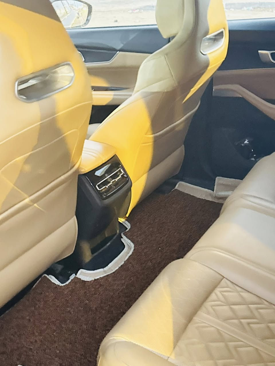 السلام عليكم ورحمة الله وبركاته شانجان يوني كي سيارة فول مواصفاتهة خليجية موديل ٢٣ شمالي سيارة ماشية ٥٥الف حقيقي بضمان بيهة رصعات وبارد باب السائق باتري جديد وتخم تاير ستوة شادة ودهن كير ومحرك مبدل بشركة تحويل ثاني يوم سيارةًعارضهةًب١٨٠وبيهةًمجال شراي يتصل على الرقم ***********
