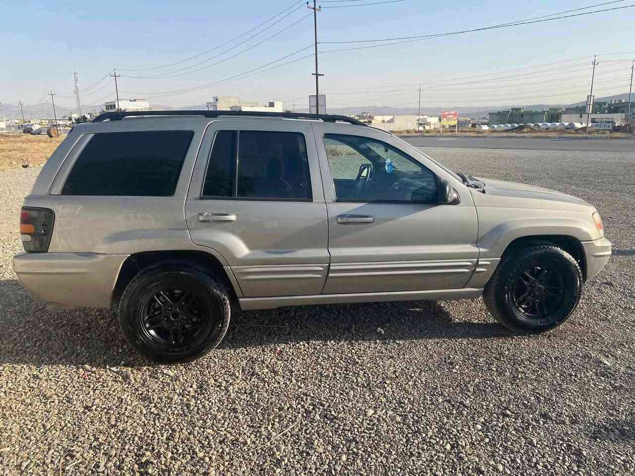 جێب شیلۆکی مۆدێل 2000گێڕو مەکینەو تەقەو ڕەقەو هەموشتی بەشەرت سەیارەکە زۆر پاکو خۆوێن ماوەتەوە تابڵێی سەیارەکی بێمەسرەفە دینارەک مەسرەفی تێدا نیە ڕەقەم تەلەفۆن***********
