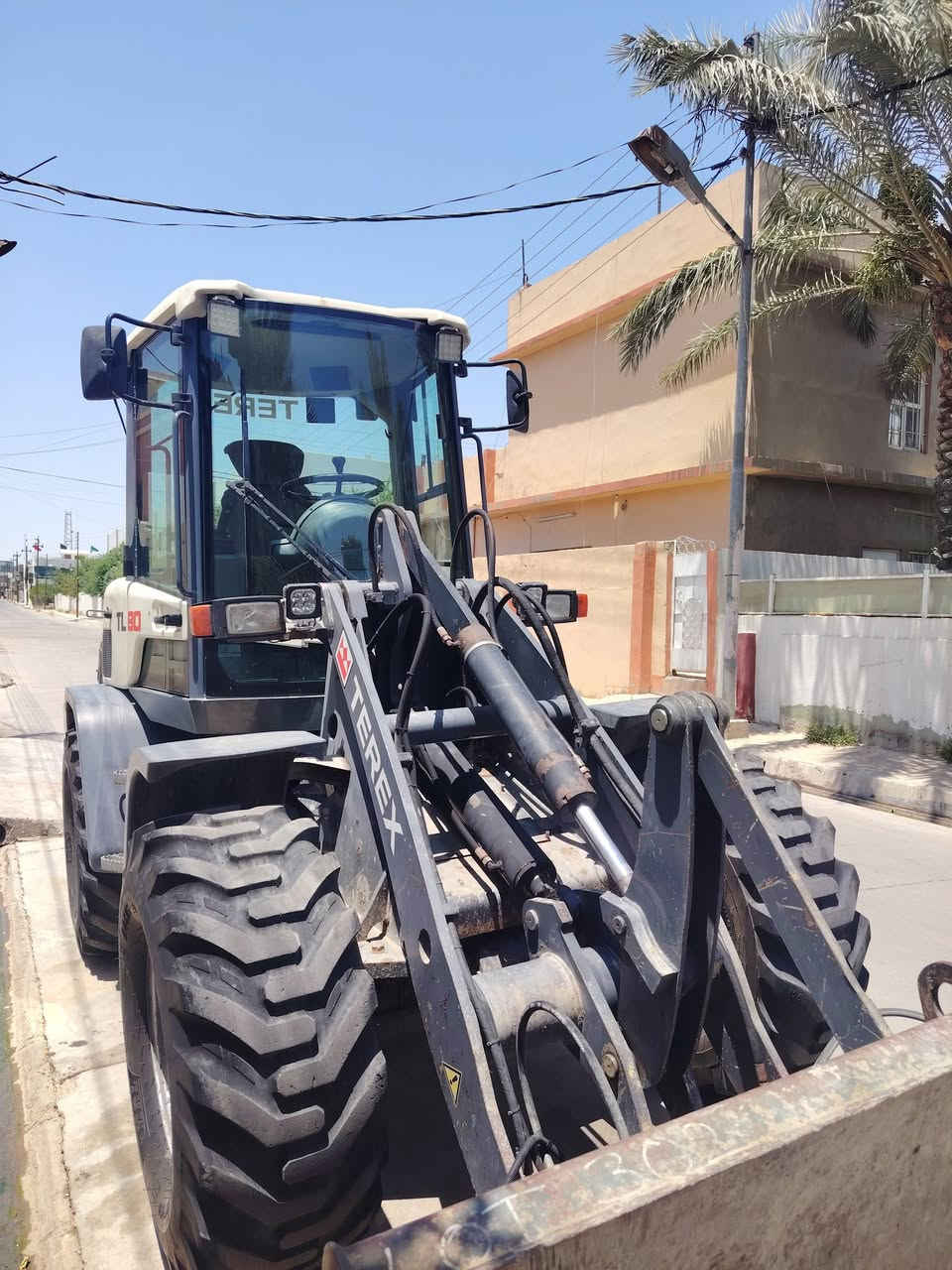TEREX/للبيع 
2011 موديل 
تبريد بلادي 
اكسل كبير 3 طگات 
مشتغل 7600 ساعة
طخم تاير جديد 
مكان كركوك سعر 310 $
***********
