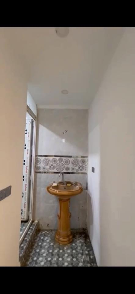بيت 100 متر مربع 10*10 بناء طابق واحد حديث التحرير دور الجاهزه مراوس بيت هم بتحرير يم مدرسه سوريا او دور الظابط مال التحرير هوة بهذا المربع 
***********
