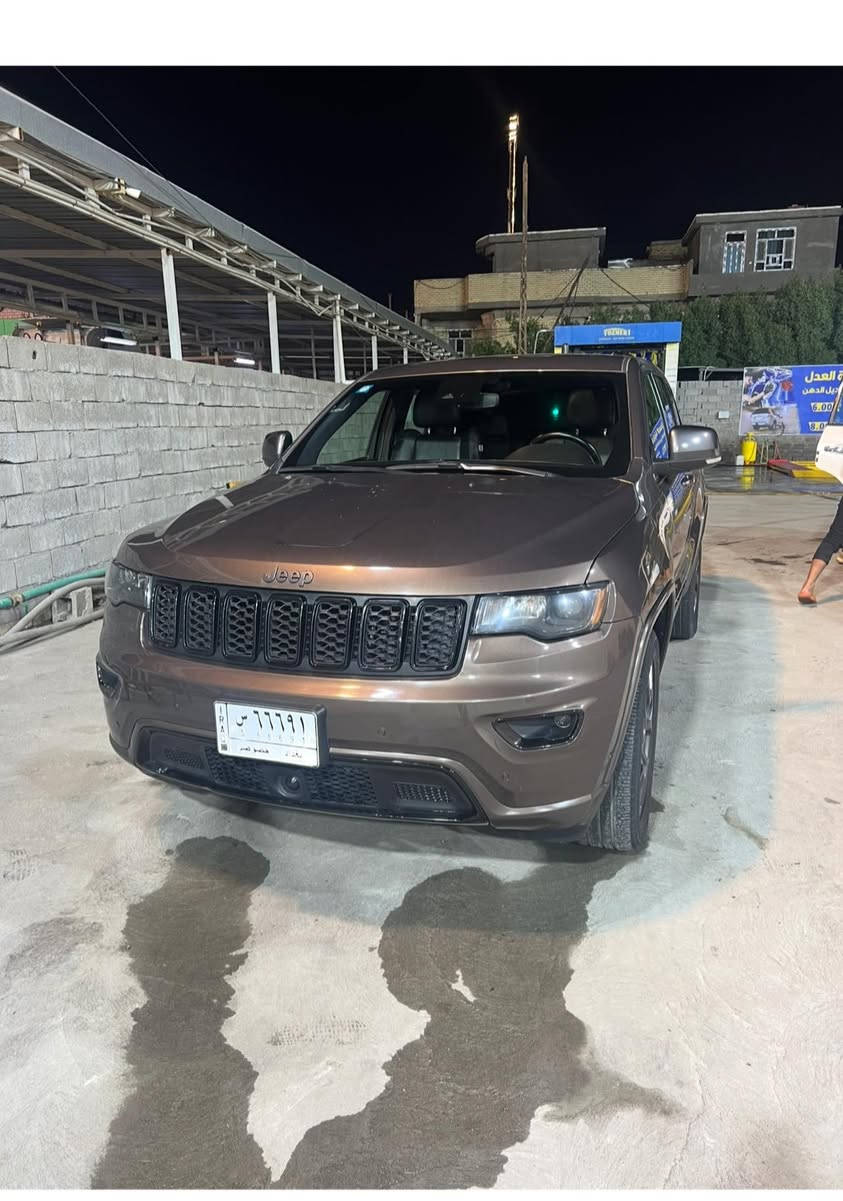 جيب امريكي 2021 سيارة فول هذه السيارة هي جيب جراند شيروكي (Jeep Grand Cherokee)، وتتميز بلونها البني المميز وواجهتها الأمامية ذات الشبك الأسود.تتوفر هذه الفئة بمحركات 6 سلندر وتأتي بمواصفات مثل الشاشات الكبيرة ونظام الدفع الرباعي في العديد من الموديلات.تظهر السيارة في الصورة بلوحة تسجيل عراقية (بغداد) ويُرجح أنها مستوردة. السعر خاص مازنجر


**إذا كنت صاحب هذا الإعلان وتريد حذفه لأي سبب، رجاءا أرسل رسالة إلى الدعم الفني**