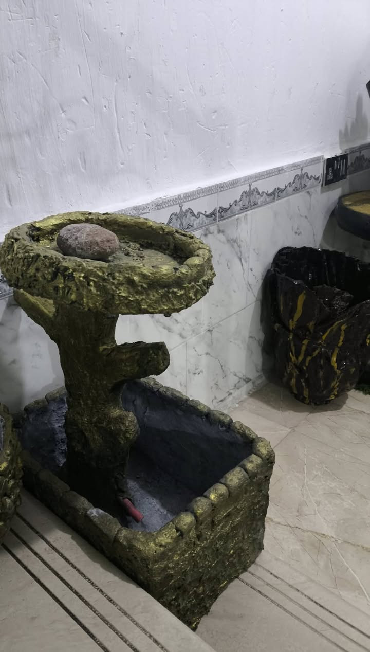 🌿 سـنـدانـة ديـكـور فـاخـرة 🌿
HANDMADE IN KUT

المــادة:  

سمنت أسود مسلح بالقماش - قوة وثبات  

التشطيب:  

• صبغ بـ بوية حديد أصلية   • حماية بـ ورنيش زيتي حراري  

→ عازل للماء 100% + مقاوم للرطوبة   

الاستخدام:  

✅ للديكور الداخلي: صالات، مكاتب، أركان كوفي  

✅ للخارج المظلل: بالكون، مداخل، تحت ظل  

⚠️ تجنب الشمس المباشرة طول اليوم حفاظاً على اللمعة  

السعر: 15,000 دينار


**إذا كنت صاحب هذا الإعلان وتريد حذفه لأي سبب، رجاءا أرسل رسالة إلى الدعم الفني**