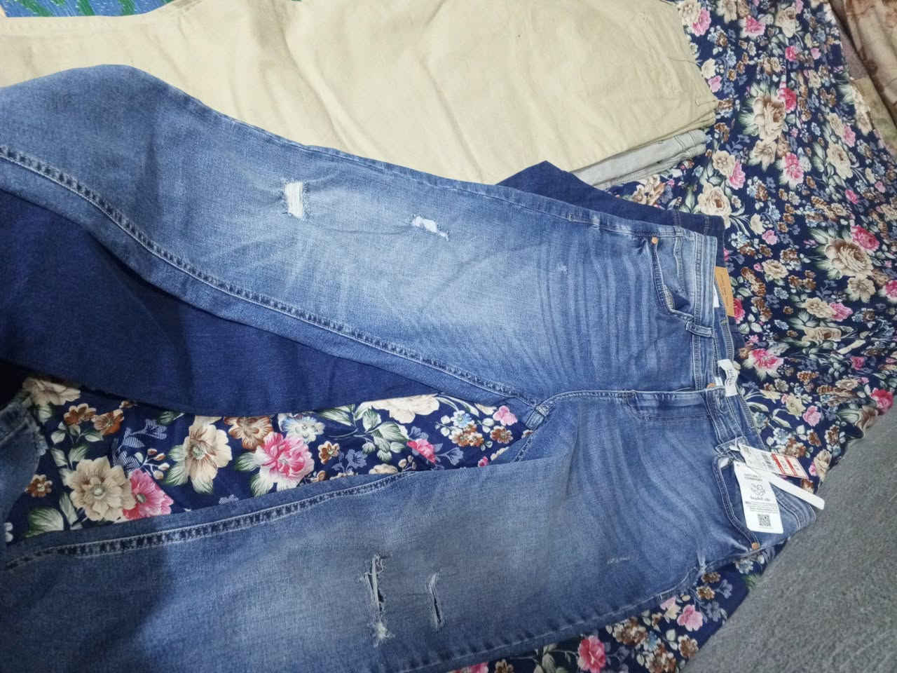 وجبة بناطير جينز ماركات أوروبية (12 قطعة) بيع شلعة وحدة قفل!
​السلام عليكم..
عندي وجبة بناطير جينز أصلية أوروبية ماركات معروفة (Splash, Lee Cooper, Livergy) جديدة مو مستعملة وبالتاغ مالتها 🏷️. أريد أبيعها كلها شلعة وحدة طقة وحدة (ما أبيع مفرد نهائياً).
​📋 تفاصيل الوجبة:
​العدد الكلي: 12 بنطرون.
​الماركات: Splash، Lee Cooper، وماركات أوروبية ثانية.
​الألوان والقصات: منوعة ومثل ما واضحة بالصور (نيللي، أزرق فاتح، أسود، رصاصي، أبيض) والقصات مابين (Slim, Skinny, Carrot).
​القياسات: متنوعة وأغلبها (32, 33, 34).
​💰 السعر: القطعة بحساب 10 آلاف متوفر توصيل كميه محدوده  رجاء بس الشراي يراسلني عليهن


**إذا كنت صاحب هذا الإعلان وتريد حذفه لأي سبب، رجاءا أرسل رسالة إلى الدعم الفني**