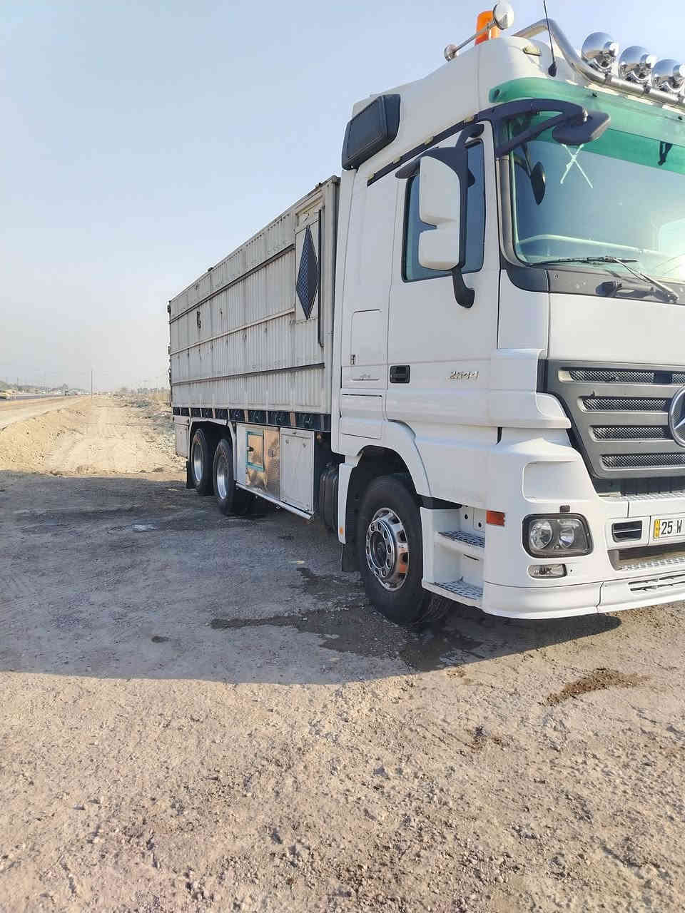 سلام عليكم للبيع اكتروس موديل 2006 موصفات رتايدر هورنات ثلاجه كاسحه زعانف دبل مناميه زراك لايت سنتر لوك بلادي بوري بلاجكتورات  مكفوله كفاله عامه تخم تاير  
سنويه جديده مرسمه قاطره ومقطوره 3لوحات مكان السياره ديوانيه الاستفسار 
***********
