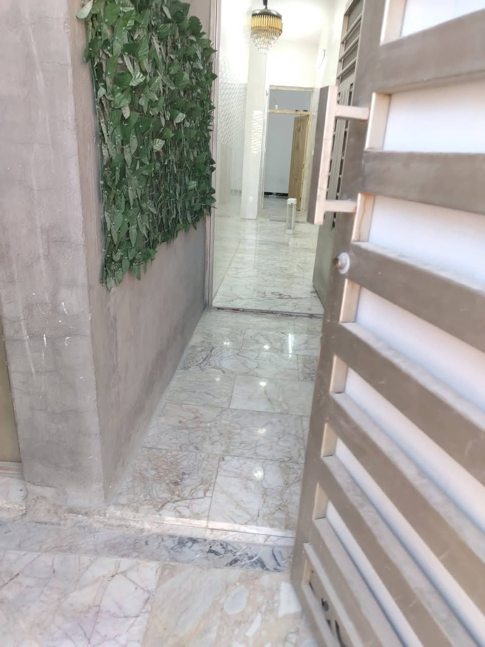 سلام عليكم عندي بيت ٧٥متر واجها ٥ ونزال ١٥ البيت بناء حديث مصار ٨اشهرمن كملته بناء درجه اولئ البيت رفت عالي عن الشارع ارتفاع ٣م ٤٠ سانتيم صافي ارضيه مرمر قطار سبلت للغرف والحولي كراج صغير تواليد خارجي غرفه استقبال ممر درج حولي منور غرفه نوم الطابق الثاني بيتونه كبيره وسطح عدد٢ مسسات ماء ومجاري المكان الشعله الغربي خلف بانزين خانه الجيازنه طابو سند ٢٥ السعر ٨٠ وبي  يوسف الطليباوي ***********
