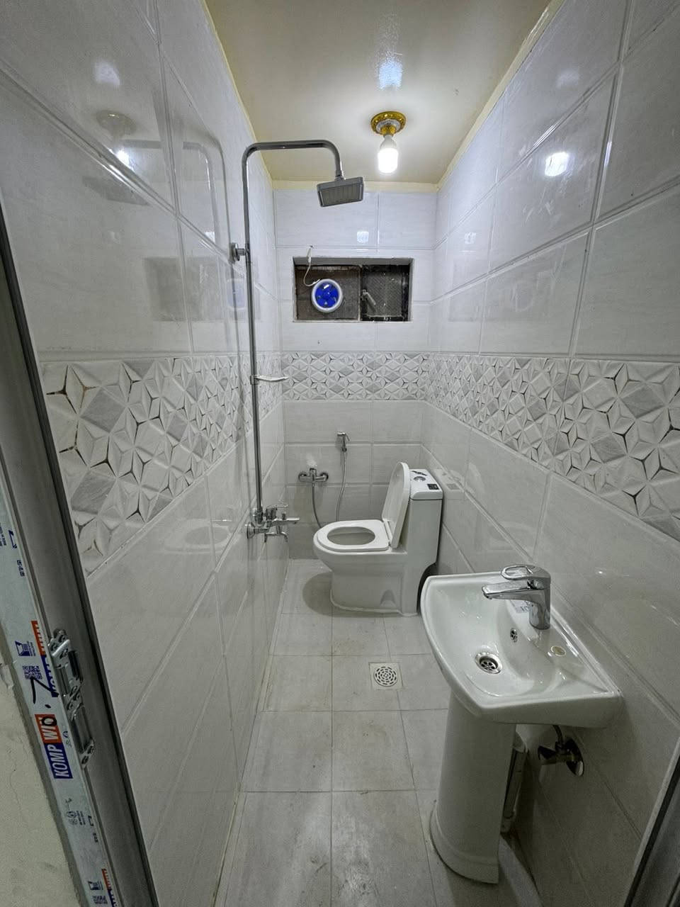 #لـلايـجـار فـي السيـديـة

بيت 180م نظيف جداً يحتوي على :
ثلاث مداخل وكراجين وحديقـة واربع غرف نوم وصالة ومطبخ وخدمات صحيـة .

لـلاستفسار : *********** متوفر واتساب .

بأمكانك عرض عقارك عندنا 
زبائننا الكرام نستقبل كافة عروضكم وطلباتكم 

#مكتب_القيسي_للعقار_والأعمار
شارع المركز مقابل مستلزمات التفاح الاخضر .
