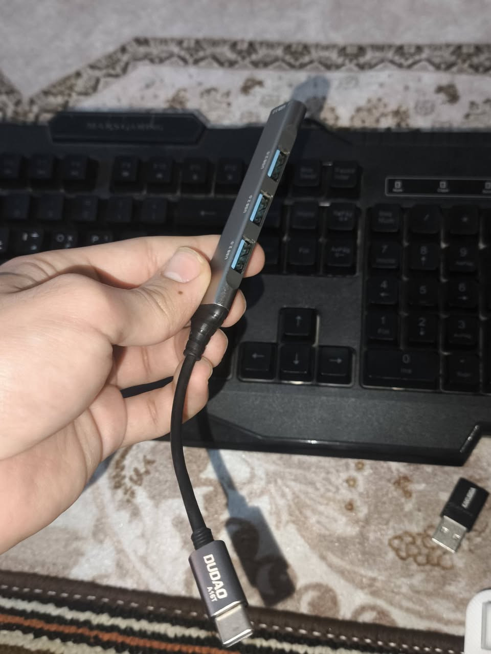 كيبورد و ماوس و ماوس باد
تجي وياه تحويره مال التلفون 
ل ربط الماوس و الكيبورد عله الجوال+ 
و تحويرت سماعه + ستاند جوال لون ابيض + 
كيبورد و الماوس ارجيبي + لون الماوس و الكيبور اسود و الماوس باد احمر 
____________________________________________________
مكاني (نجف مشخاب )
سعر كل الغراض 35 الف 
و الكيبورد و الماوس و اماوس باد وحدهن 25 الف 
للاستفسار اكثر هذه رقمي راسلني واتساب (***********)
