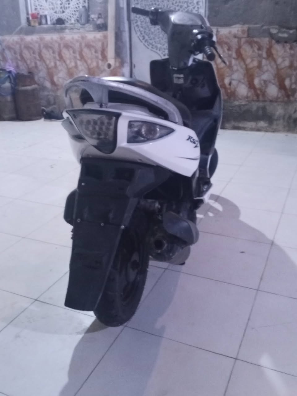 السلام عليكم دراجه ماكس ياباني أصل ياباني موصيني دراجه ماكس مضلع مكينه تخبل شلعه ومعدل تشك الكاع مكينه 55 نكره سلف وهندر نص دكه تشتغل الدراجه كلش حلوه ونضيفه كلوب عالي ناصي اشاير بك لايت قفل جنطه قفل سكان كله شغاله عليه كزوز FM دبلات وتواير بل جيس دراجه تاخذه تترحملي عليه وعلي للبيع اومراوس حسب القناعه المكان ناصريه مركز السعر 500وبيه مجال للشراي وبخدمتكم رقم الهاتف ***********
