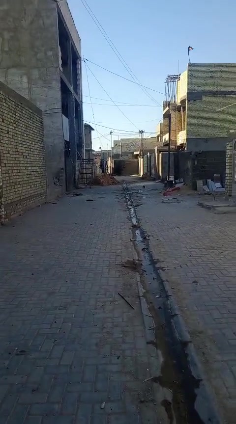 سلام عليكم عندي بيت للبيع مساحه 125قريب على اسواق ابو عراق رقم ***********
