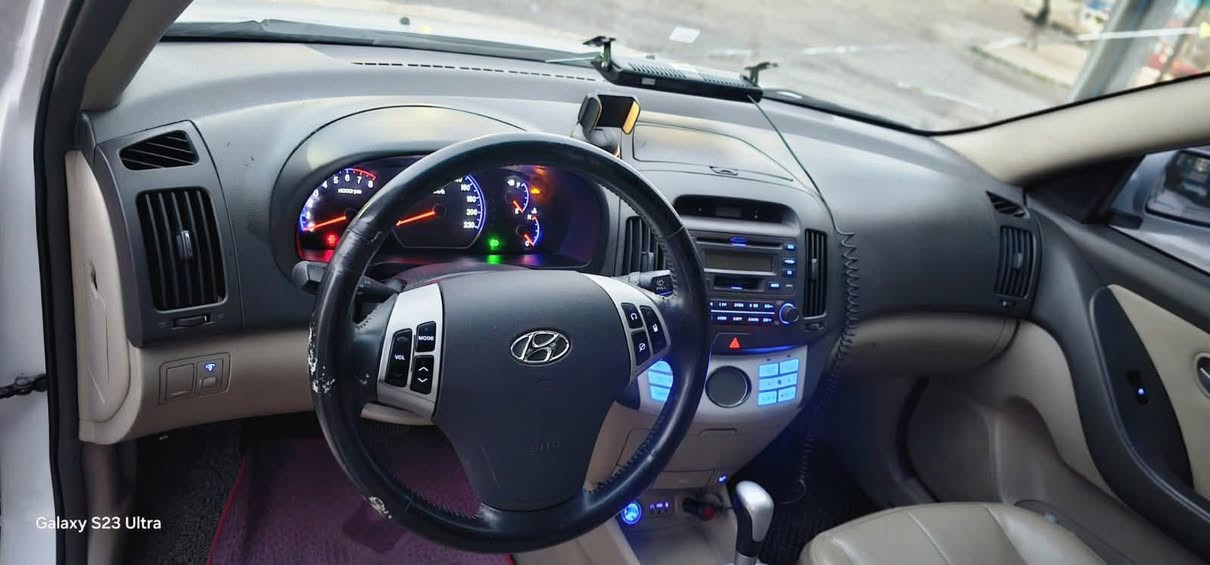 هۆندای ئەڤانتی 2007  سپی ،بۆ فرۆشتن
ناو زەرد کوشن جڵد
کوشن هیتەر 
ئاوێنە و سندوق شەفت 
تەنها سڵاید نییە 
قەپاغی سەر دکشنی بەستراوە
تایەکانی تازەن 
مەسرەفی کراوە
تەنها ١٧٠ هەزار ڕۆیشتووە 

وەتس ئەپیشی لەسەرە ***********
