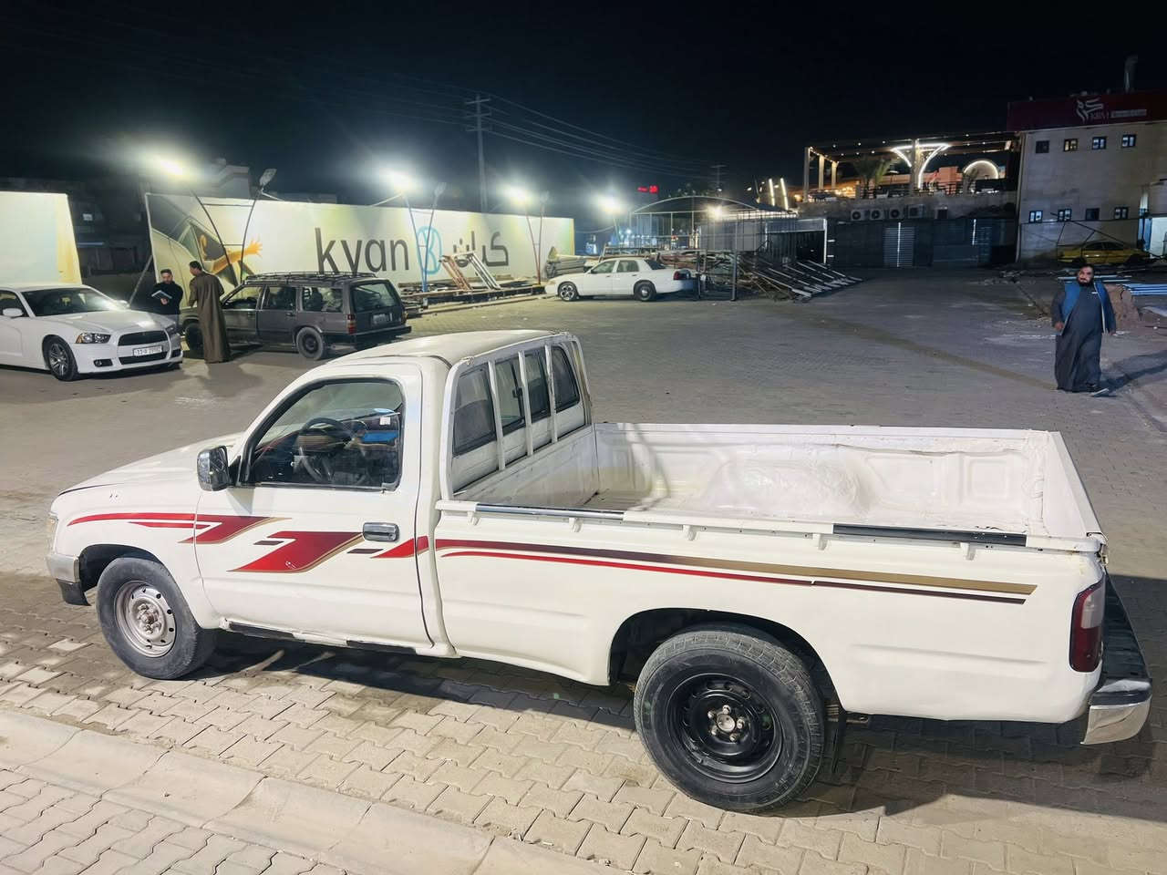 تيوتا هايلوكس مديل2000. تك قماره   رقم ميسان 
محور كير ومحرك.  2ونص. بطه حاويه ستوني شادهن. باتري جديد ضفيره جديده حداديه جديده.  سياره بيها ضربه تفاصيل اكثر. مراسله نفس الصفحه *********** مكانها نجف.   سعر. 52
