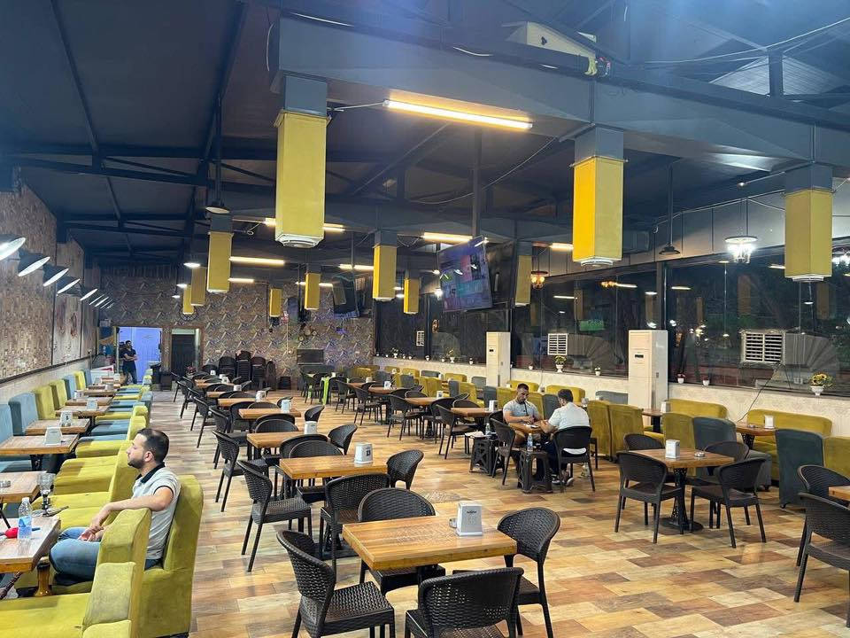 فرصة استثمارية مميزة – بيع كوفي شوب جاهز 🔥

للبيع كوفي شوب بموقع ممتاز في البنوك – شارع المشاتل، بمساحة تتجاوز 1000 م² تقريبًا، مناسب للاستثمار بعدة مشاريع (كوفي شوب، مطعم كبير، جيم، أو أي مشروع استثماري آخر).

المواصفات والتجهيزات:

قاعة أمامية واسعة جاهزة للعمل

مساحة خلفية كبيرة تصلح لإنشاء حديقة جميلة أو جلسات خارجية

عدد 136 نركيلة بابلي كاملة

عدد 9 شاشات بلازما

سبالت تبريد نوع كنتوري

مولد كهرباء كبير

تانكي كاز سعة 1000 لتر

بناء إضافي في مقدمة الموقع (كان مطعم سابقًا) يصلح للتطوير أو إعادة التشغيل

الموقع حيوي ومناسب لمشاريع كبيرة ومربحة، وقابل للتطوير حسب فكرة المستثمر.

📍 الموقع: البنوك – شارع المشاتل📞 للاستفسار والتفاصيل والسعر: يرجى التواصل على الخاص أو الاتصال ‭٠٧٧٢ ٤٦٤ ٩٤٠٤‬مباشرة.
