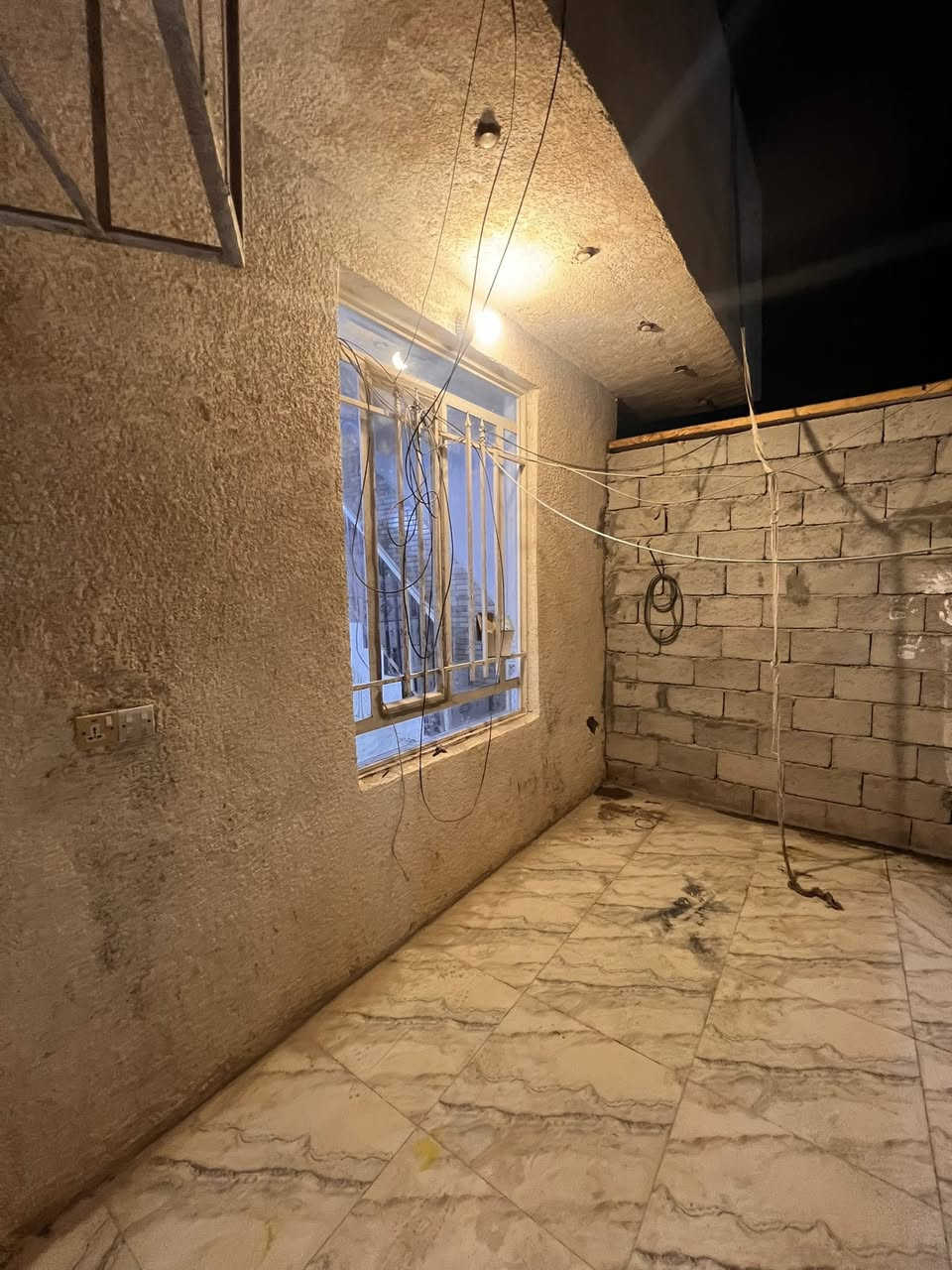 دار للايجار في حي الجبيرية الثالثة المساحة 125 غرفه نوم وصاله واستقبال ومطبخ  وباقي التفاصيل موضحه ويوجد محل مدمج مع الدار اجار الدار 250 وبي مجال اما المحل اجاره وحد للتواصل ***********
