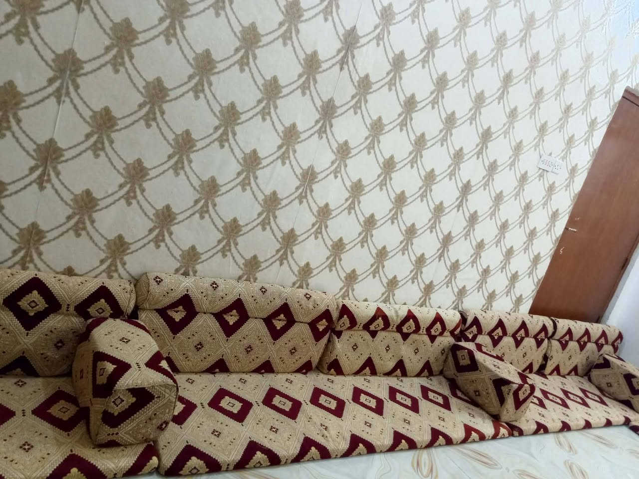 جلسات عربيه نضيفه ويتكون من 5جلسات
السعر 150وبي مجال للشراي 
المكان الديوانيه حي الجمهوري


**إذا كنت صاحب هذا الإعلان وتريد حذفه لأي سبب، رجاءا أرسل رسالة إلى الدعم الفني**