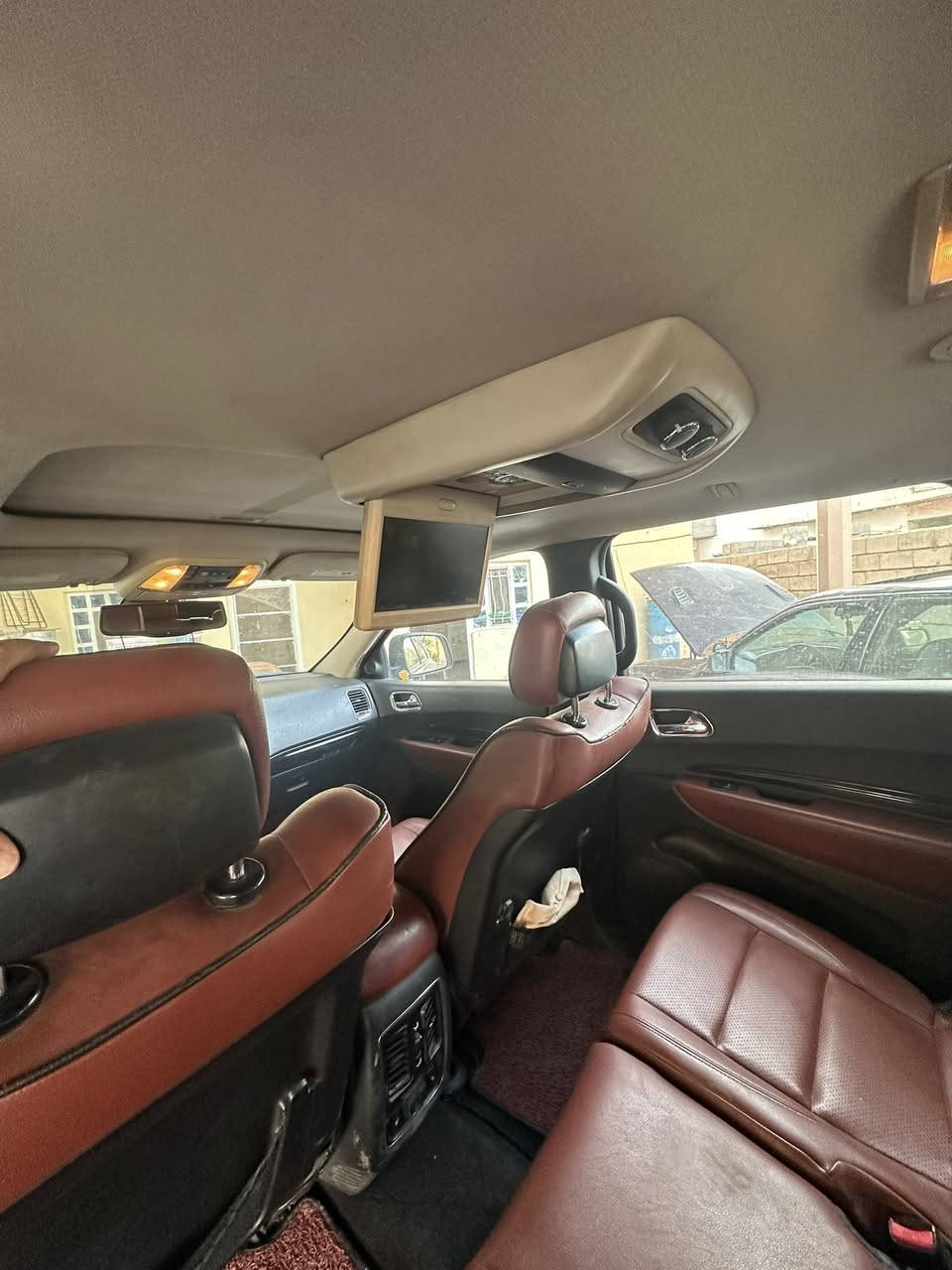 السلام عليكم
دوج دورانكو ٢٠١٢ فئة ستدل رقم بغداد للبيع 
المواصفات : 
محرك ثمانية سلندر ٥.٧ 
كير ستة نمرة 
تبريد ٣ قطع 
كشنات جلد 
الكشنات الامامية كهربائية / تدفئة / تبريد / خزن ميموري 
حساسات جانبية ( نقطة عمياء ) 
حساسات خلفية 
كاميرا خلفية 
رادار امامي 
ويل عشرين 
جنطة كهربائية 
شاشة عرض وسطية 
تشغيل عن بعد 
دخول ذكي 
الضرر : 
السيارة بدون ضرر بس مصبوغة صفحة للجمالية 
لان لونها كان جارد ومو حلو 
مكان السيارة سامراء 
السعر المطلوب ١٣٠$ وبيها مجال للشراي .


**إذا كنت صاحب هذا الإعلان وتريد حذفه لأي سبب، رجاءا أرسل رسالة إلى الدعم الفني**