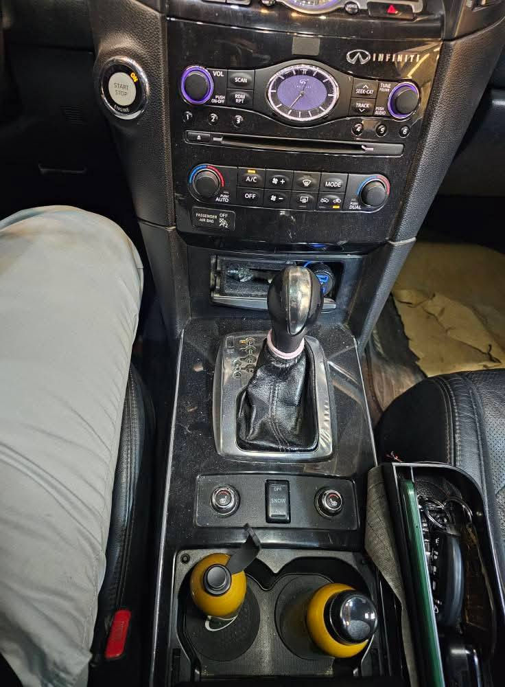 للبيع او المراوس حبايب انفنتي fx37 موديل ١٣ سيارة نظيفة جدآ ومناقصها شي ابد السيارة فوووووول الفول ٤ كامرات حساس امامي خلفي غرفتها جديده صبغ فقط دعامية امامية وخلفية السيارة خير من الله شغل واطلع واي نقص مابيها حتى حجرات بيها الجنطة كهرباء مري شفط ٩ سماعات ودمام بالصندوك  السعر ١٣٠ وبيها مجال***********
