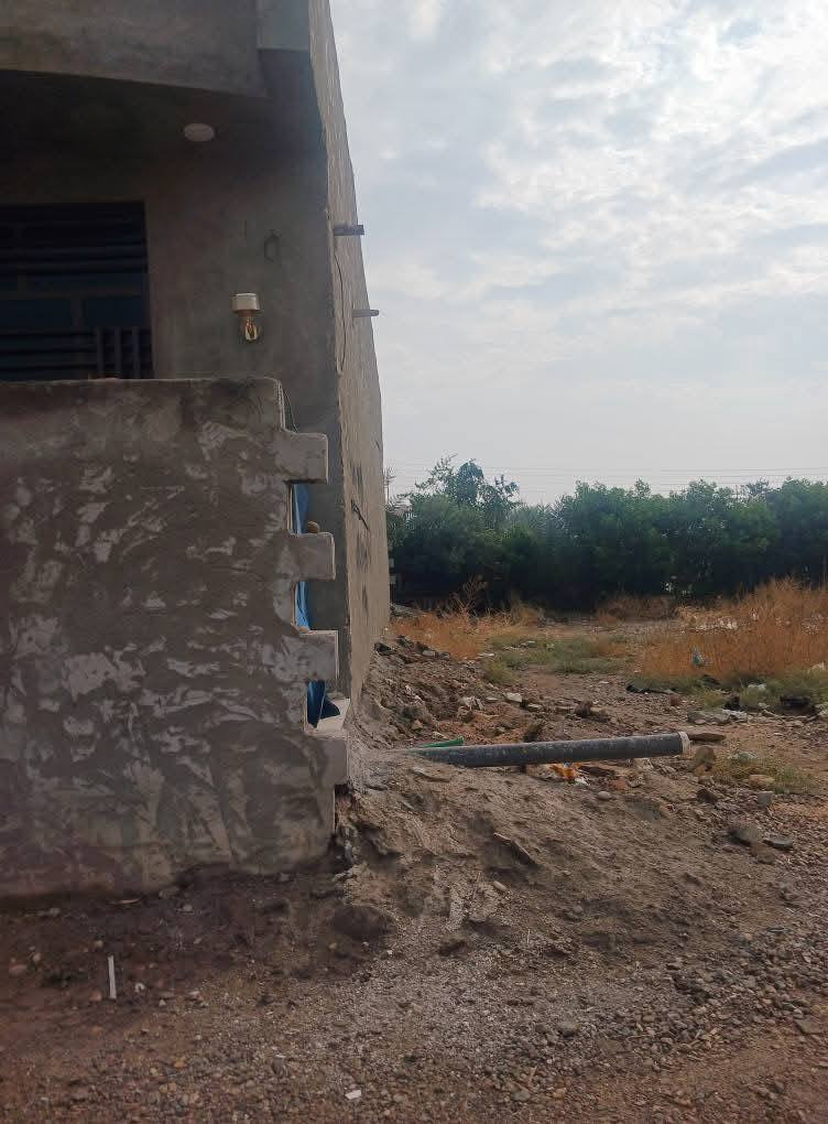 سلام عليكم شباب البيع بيت مساحه ارض كلها ٣٤٠ متر زراعي بناء حديث طابوك متكون من ٣ غرف نوم كبار كل غرفه 6في 5
وحده منهن سويت غرفه فوك 
ستقبال 9في 5 صاله كبيره 10في 5 مطبخ كله سيراميك لوح 6 في 4 هول 4في 4 درج فر منضومه بيانو بدرج 
منضومه كامرات منضومه سحب الحراره البيت 
مجاري عل بزل 
مزاريب دفن بناء حديث خريطة حلوه  ارضيه بورسلين  طرمه بورسلين كهرباء مسس كامل البيت 
البيت من خارج كامل نقص بس جص بياض فقط
 مكان تاجي قريه عواد خلف مقر
 الحلبوسي مكان هدو سعر 
اتصل تدلل
***********

حمام كبير داخل البيت كل سيراميك لوح صحيات خارجيه داخليه عدد ٢
