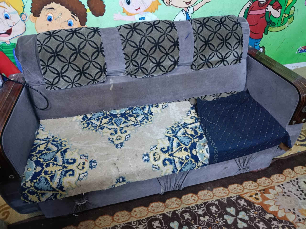 غراض للبيع مع ميز مكتبي سعرة ٢٠ الفقنفات عدد٣ رصاصي سعر ٢٥ والكراسي سعر ٨ الكرسي الاستفسار ***********
