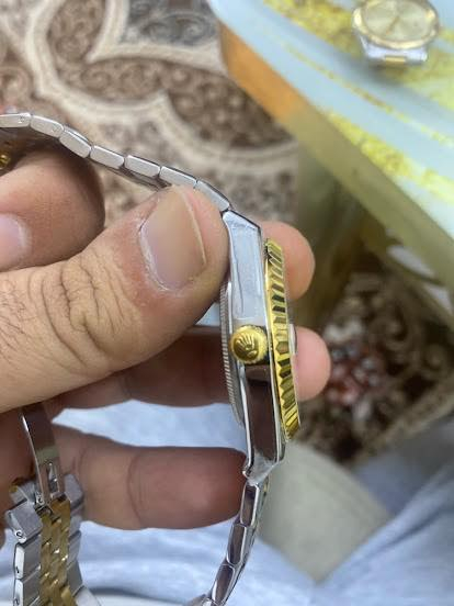 للبيع: تحفة رولكس الجديدة (إصدار 2025) ⌚
لعشاق التميز والفخامة، متوفرة الآن ساعة Rolex Oyster Perpetual Land-Dweller، الإصدار الأحدث والأكثر لفتًا للأنظار.
المواصفات الفنية:
• الموديل: Land-Dweller (أحدث موديلات رولكس).
• الجودة: ماستر كواليتي (Master Quality) من مصنع Clean المعروف بدقته.
• المعدن: فولاذ مقاوم للصدأ نوع 904L (نفس المعدن المستخدم بالأصلي، ثقيل ومقاوم للخدش).
• المكينة: أوتوماتيكية (Automatic) بنظام Open Heart (المكينة مكشوفة من الخلف والوجه)، تعطي لمسة ميكانيكية مذهلة.
• المينا (Dial): تصميم خلية النحل (Honeycomb) بلون ملكي مع أرقام عربية مميزة.
• الحالة: جديدة.
التفاصيل الإضافية:
الساعة تتميز بتصميم (Two-Tone) يجمع بين الفضي والذهبي، مما يجعلها مثالية للمناسبات الرسمية وبيئة العمل المهنية.
💰 السعر المطلوب: 175$.
📍 المكان: بغداد .
للجادين بالشراء، يرجى المراسلة على الخاص.
*********** واتساب
