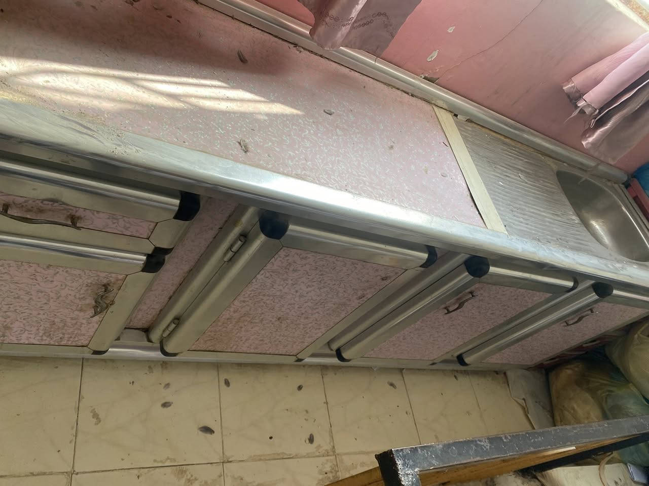 كاونتر للبيع طوله مترتين نضيف  كلشي مابي بس يرادله غسل وكم يده  سعر 50 وبي مجال ‭٠٧٧٧ ٥٣٣ ٢١١٨‬
