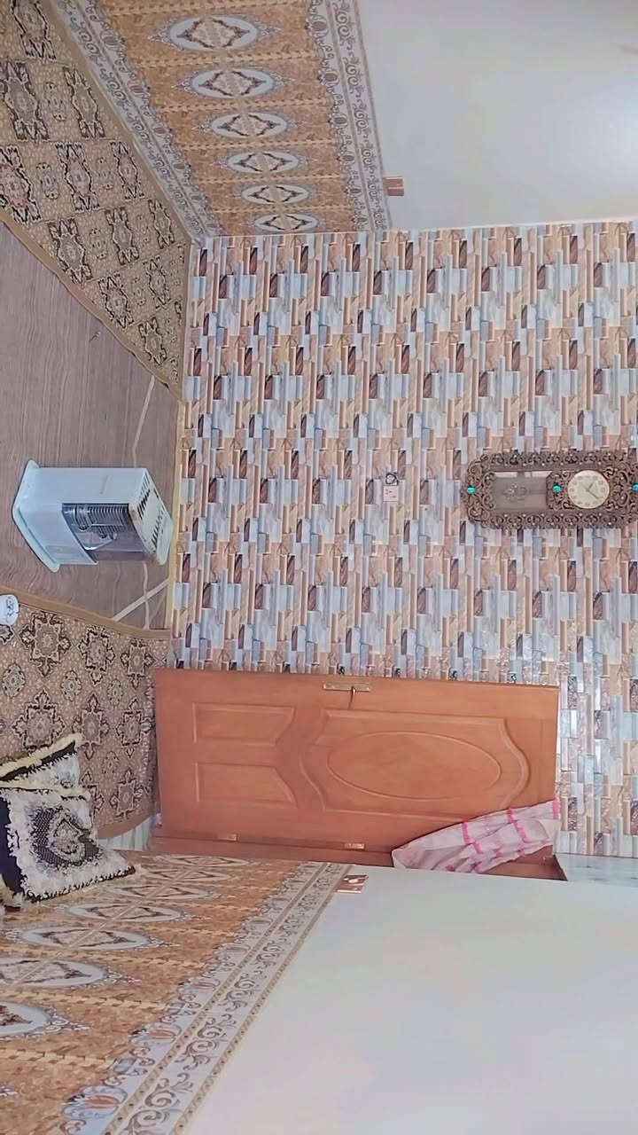 السلام عليكم بيت البيع المساحه 230 البناء 115 والباقي مسيجه من ضمن البيت بيه غرفه بلخير واي البيت والباقي حديقه بصف صيطره شارع الملعب اول خط بناء بلوك صب عد غرفه واحده سندويج من ضمن البيت عوزه بس بيتونه كامل كاشي عراقي درجه اول  قمريه الحوش مالته كله جاهز  سراميك امي كهرباء خطين المنطقه مخدومه كامله جوارينه والله ناس طيبه كلش السعر 40 وبيه مجال  ***********
