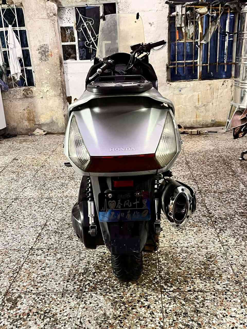 السلام عليكم شباب دراجه سلفر ونج  محرك مكفول نضافه كفرات شوفه عينك الدراجه تايرات جدد باتري جديد مانقصه شي والكفر الامامي يرادله بس تطبيك مانقصها شي الدراجه السعر 1700 وبيها مجال للطيبين
مكلف بنشر صاحب الدراجه هاذ رقمه ***********
