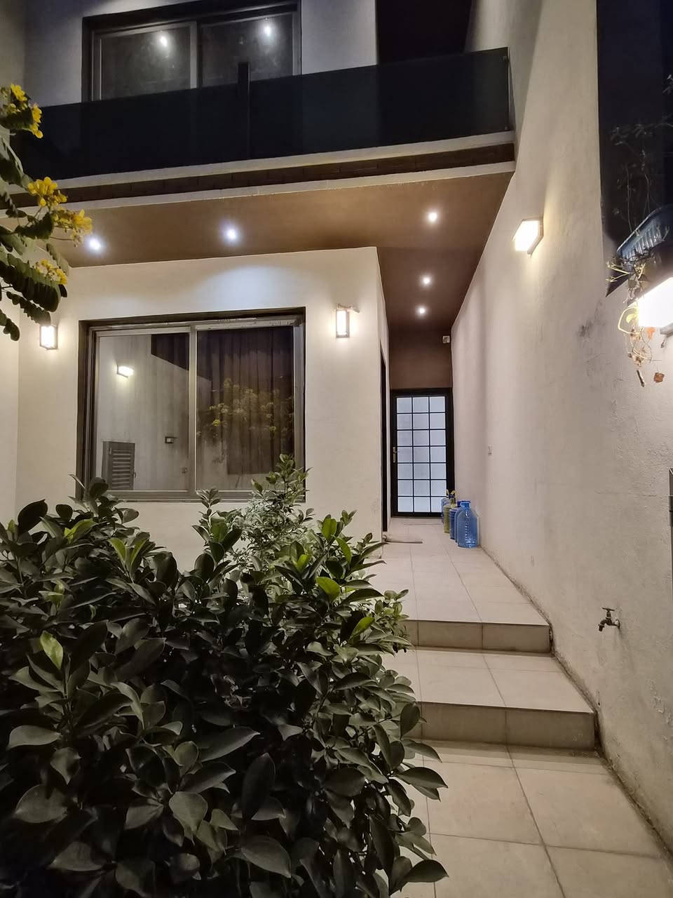 السلام عليكم ورحمة الله وبركاته

📢 دار مميز للبيع - طابقين بتصميم حديث 🏠

الموقع: مقابل جامعة الفراهيدي 📍

نوع العقار: طابو زراعي (ملك صرف).

📐 المساحات والأبعاد:

 المساحة الكلية: 160 متر مربع.

 الواجهة: 7 أمتار (إلا كم سانتيم)

 التصميم الداخلي وتقسيم الطوابق:

 الطابق الأرضي (نظام معزول ومريح):

 الاستقبال (الديوانية): منفصلة تماماً عن مدخل البيت وبمساحة واسعة (6x5)

 صالة المعيشة: بنظام ستوديو أميركي حديث، يجمع (المطبخ، المنور، ومدخل البيت) بإطلالة مميزة.

 غرفة نوم: بمساحة مريحة (6x4)

👇 الطابق الأول (جناح خاص للنوم والراحة):

 سويت رئيسي (Master Bedroom): يحتوي على بلكون خاص، حمام متكامل، وغرفة مخصصة لتبديل الملابس.

 غرفة نوم ثانية: بمساحة (6x4).

 غرفة أطفال: بمساحة (3.5x4)

 المرفقات: مجاميع صحية إضافية.

💰 السعر والمفاوضة:
 السعر: 450 مليون دينار عراقي
 (ويوجد مجال بسيط للشراي الجاد).

📞 للاستفسار والتواصل أو لمعاينة العقار على أرض الواقع:
 الشركة المسوقة: 
[شركة خير النهرين للمقاولات والاستثمارات العقارية]

 رقم الهاتف: [***********-***********]
 رقم الواتساب: [***********]
