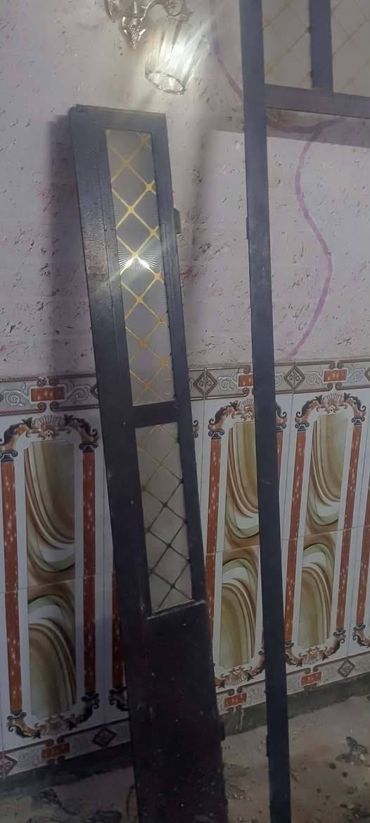 شباكين واحد استقبال طوله 2/70 متر وعرضه 2 وشباك مطبخ كامل مع باب وباب استقبال طوله 2/70 متر وعرضه متر وربع كلهن 2 ونص ملم وسعر 500 وبيها مجال 
رقم الهاتف *********** لو تجي خاص على فيس بوك
