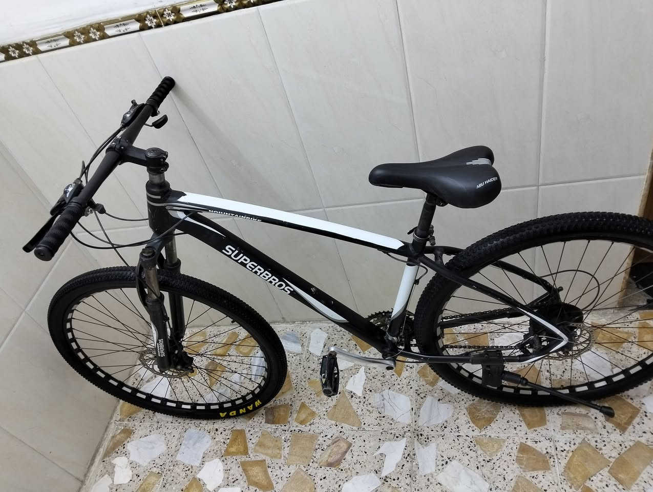 السلام عليكم   
دراجة جبلي 
حجم 29 
دبل امامي شغال
باله ياباني النضافة فول وضع حاوية 
اويالة حديد الشة  المنيوم 
كير امامي 1×3شيمانو 
كير خلفي 1×8شيمانو 
 ارتفاع الفريم 480 ركبة المنيوم 
السعر 145 بي مجال 
عنوان بغداد الحبيبيه 
قرب حسينية شهداء شمر


**إذا كنت صاحب هذا الإعلان وتريد حذفه لأي سبب، رجاءا أرسل رسالة إلى الدعم الفني**