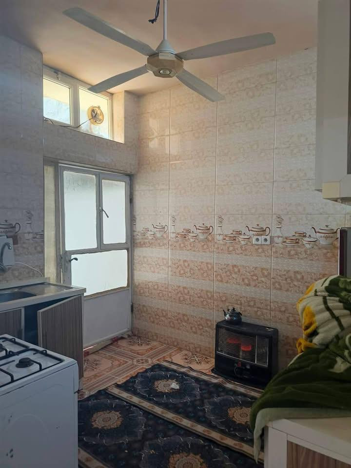 دار للبيع 100 متر طابو ملك صرف درج داخلي بيت نضيف جدا قرب شارع العام والمدارس
في منطقة 77 قرب مدرسة الشهامة 
السعر : 53 مليون وبي مجال ( معامله مباشر ويا صاحبه البيت )
***********
