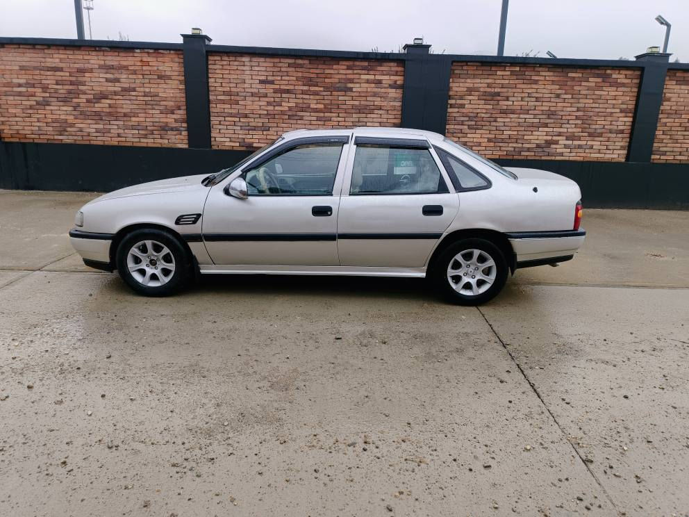 ئۆپڵ ڤیکترا ١٩٩٠
ئاڕم پلاسیک سلێمانی 
ئاڕم ئەوەلیات موس بڕاوە بەشەرت 
مەکینە 16 قایش پان ئەوروپی ببەشەرت بێ دوکەڵ بێ بوخار بێ سەوت کێشو هەڵمەتئکی زۆر تایبەتیهەیە گێڕعادی و کلاج و پاوەر وەک بیلاد نەرمە چوار تایەو ویل کەپی تازەی لەژێرە کامل تاقم پێشو دوای تازە داگیراوە چرکەی تیانیە تەجیل و مکەبەرەی تایبەتە و گەرمیو بەرزو نزم و زینۆن چواری و فڵچەی مەزبوتە دەعمو لێدراوی قورسی نیە دواو پێشی کەپسە 
کامل کورە کراوەو کاڵبونەوەو چاڵو چۆڵ یتیانیە بەرگە کوشن و سوکان ناوەو دەرەوەی دینارێ مەسرەفی تیابوو دوای ترای بیبڕە سەیارەکە زۆر بێ مەسرەفو جوان لۆکە تالێی نەخوڕی نازانی سعری زۆۆۆر گونجاوە 27 گەڵاو کەمێک معامەلە شوێن بازیان 
***********
*********** السليمانية, العراق
