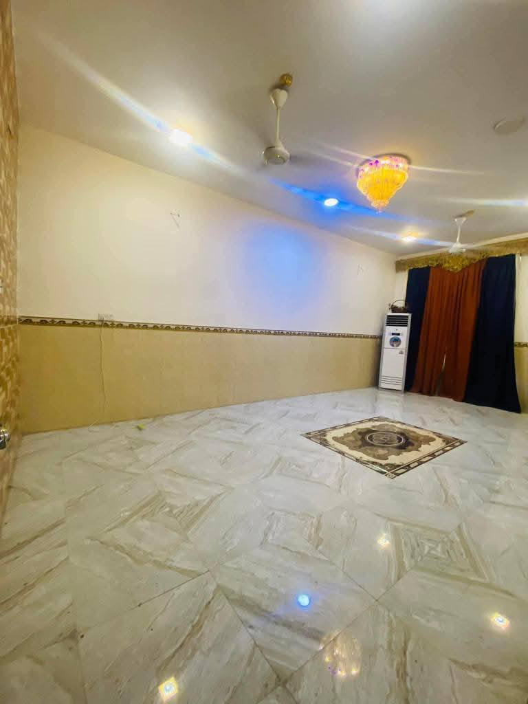 سلام عليكم
بيت للبيع المساحة 250طابقين طابو صرف البناء طابوق بالكامل  السقف مسلح 

موقعه قرب اعدادية كوثا للبنين مقابل الصبات الكونكريت ركن ع شارعين 

الطابق الاول يحتوي ع غرفتين وصاله واستقبال ومطبخ وصحيات خارجيه وداخليه 

الطابق الثاني يتكون من غرفه وصاله 

للاستفسار اكثر الاتصال ع الرقم ***********
