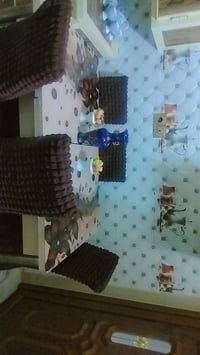 ميز طعام • للبيع