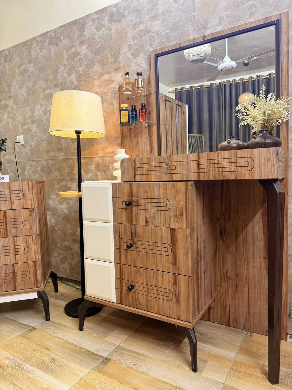 غرفة تركي كلاسك ٧قطع مابيهه اي ضرر سرير مخزن سعرهه ٨٥٠ للاستفسار ***********
