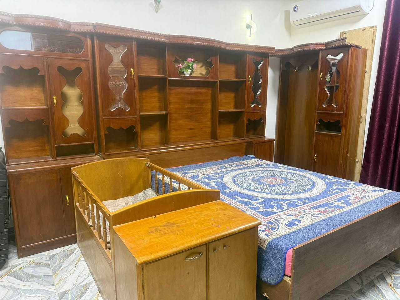 السلام عليكم متوفر غرفة اخشاب صاج درجه اولى
السعر . . 650وبيها مجال 

الرقم . . ***********
