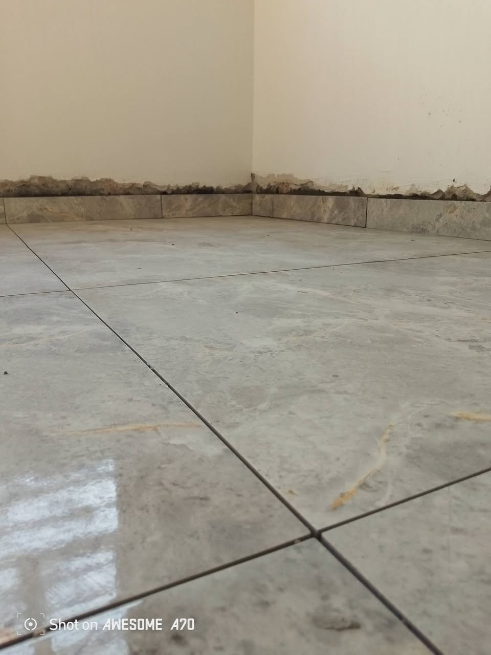 سلام عليكم خوان جاهزين الي عمل سيراميك ومرمر بل ماده والخبط ولي عمل سكريت وتصفير جدران بل سمنت شغل ليزر درجه فول *********** ***********
