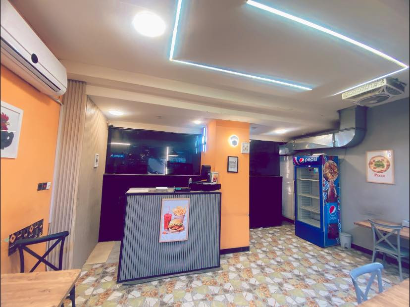 مطعم للبيع مساحته ٨٠متر وايجاره مناسب حدا مقارنة بالشارع ومحلات شارع عام بغداد الكرخ جاهز وبي كل تطبيقات ويرهم لكل مشاريع ورصيف ١٥متر جديد بعده المطعم فقط عالرقم الي يريد يستفهم وسعره مناسب ***********
