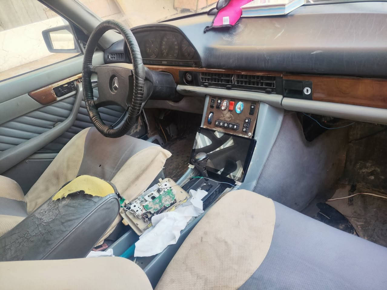 السلام عليكم ورحمه الله وبركاته 

مارسدس جامبو موديل 1990 اصل 

مكينه وكير كفاله ومكفوله من الكص ونقل جثه

الشواصي مكفوله ومابيها ضربه قوية 

مكينه 3000vvt مال راس الثور 
غرفتها تعبانه كلش 
وصدرها تعبان
تخم تاير جديد صارله شهر تقريبا
باتري جديد 
تبريد شغال قطعتين ورا وكدام ثلج 

شاشة اندرويد 
دشبول نضيف 
الفتحة مكسورة السجة وسديتها ولزكت فوكها هذا اللاصق الابيض 
بس الماطور شغال
رقم بغداد باسمي مشروع وطني سنوية ما ساقطة 
مكاني نجف حي النداء 
رقمي ***********
 السعر 55 وبيها مجال للطيبين
