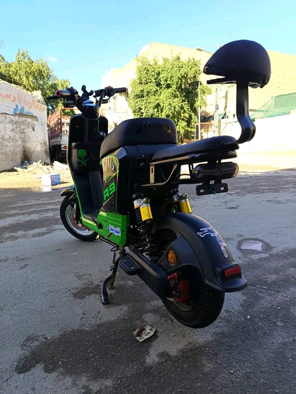 سلام عليكم درجه r9 موصفات دراجه كامله سرعه 109 بيه بلوتوث دبل اشاره 4كير لد عالي ناصي اشاير يمنه يسره هوه نضم R ملف1800 بطاريات عدد 5 بيه تزويد خفيف السعر 450وبي مجال  مكان بغداد حي جميلة فلكة 83 رقم هاتف***********بيه واتساب