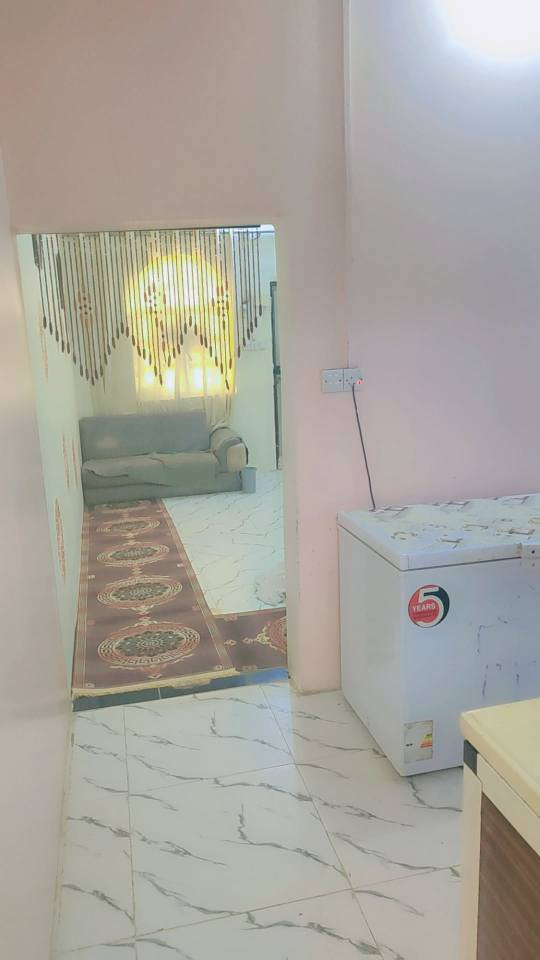 🤍: بيت تجاوز للبيع مساحته ١٥٠ متر متكون من ديوانيه وهول وغرفه ومطبغ وترك وساحه لبيت جبير. ومرتب كله سيراميك ساحه شتايكر سقف سندويج سعر ١٣ وبيه مجال قليل مكاني  بصره الأمن داخلي على شارع القائد: *********** البصرة, العراق
