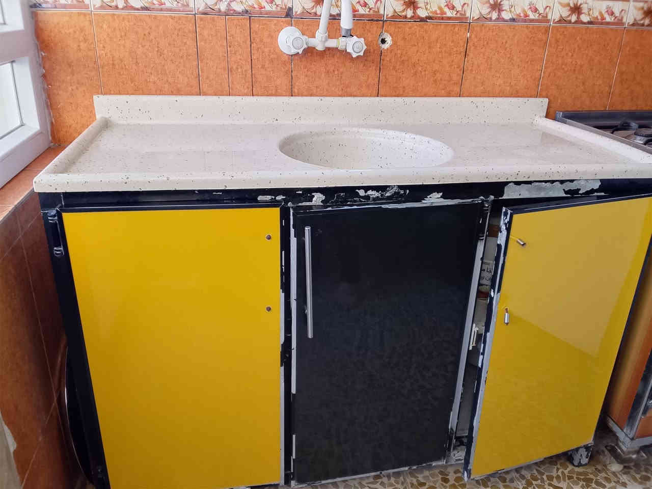 السلام عليكم عندي كاونتر للبيع مستعمل شي قليل  العنوان حي سماح السعر 250 قفلو  رقم الهاتف  ***********
