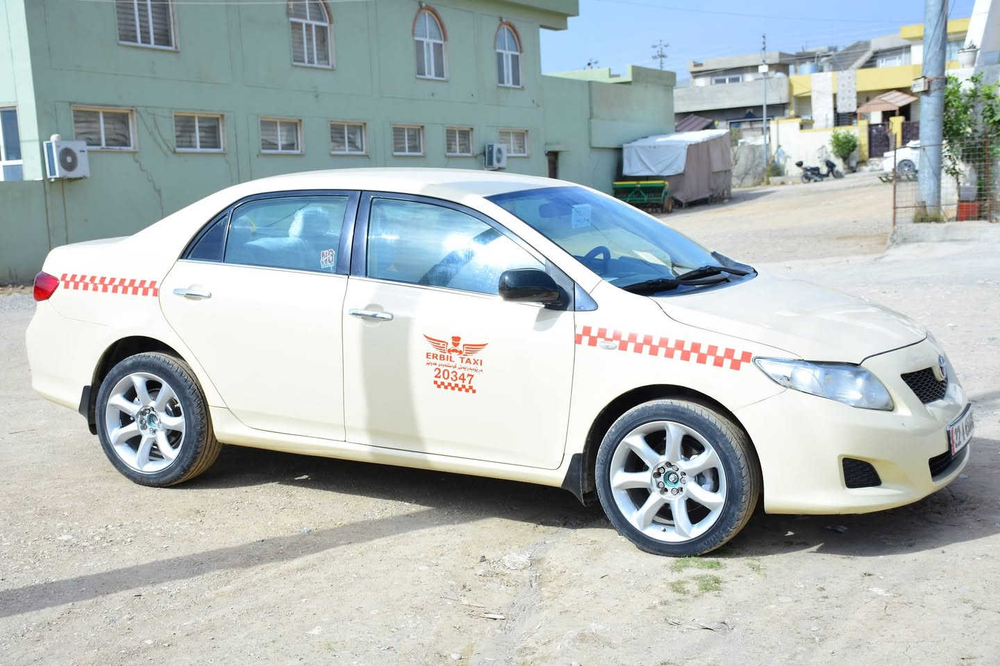 سەیارەی بیکاشۆی تەکسی بۆ فرۆشتن مۆدێل 2010 یە ، کەمێکی پشتی هەیە ، پێشوەی کن پاتریەکەی کەمێکی هەیە ، دوو چامڵغی پێشی ڕەشە ، بۆنیتەکەی قوڵانجێک بۆیاغە ، مەکینە بیلادە ، هەزە و ڕەقەم و سەنەوەی نوێیە ، هەر چوار تایەی نوێیە ، هیچ تەقە و ڕەقەی نیە ، گێر عادیە
نرخ : 125گەڵا
شوێن : کۆیە 
ژمارەی موبایل ***********
