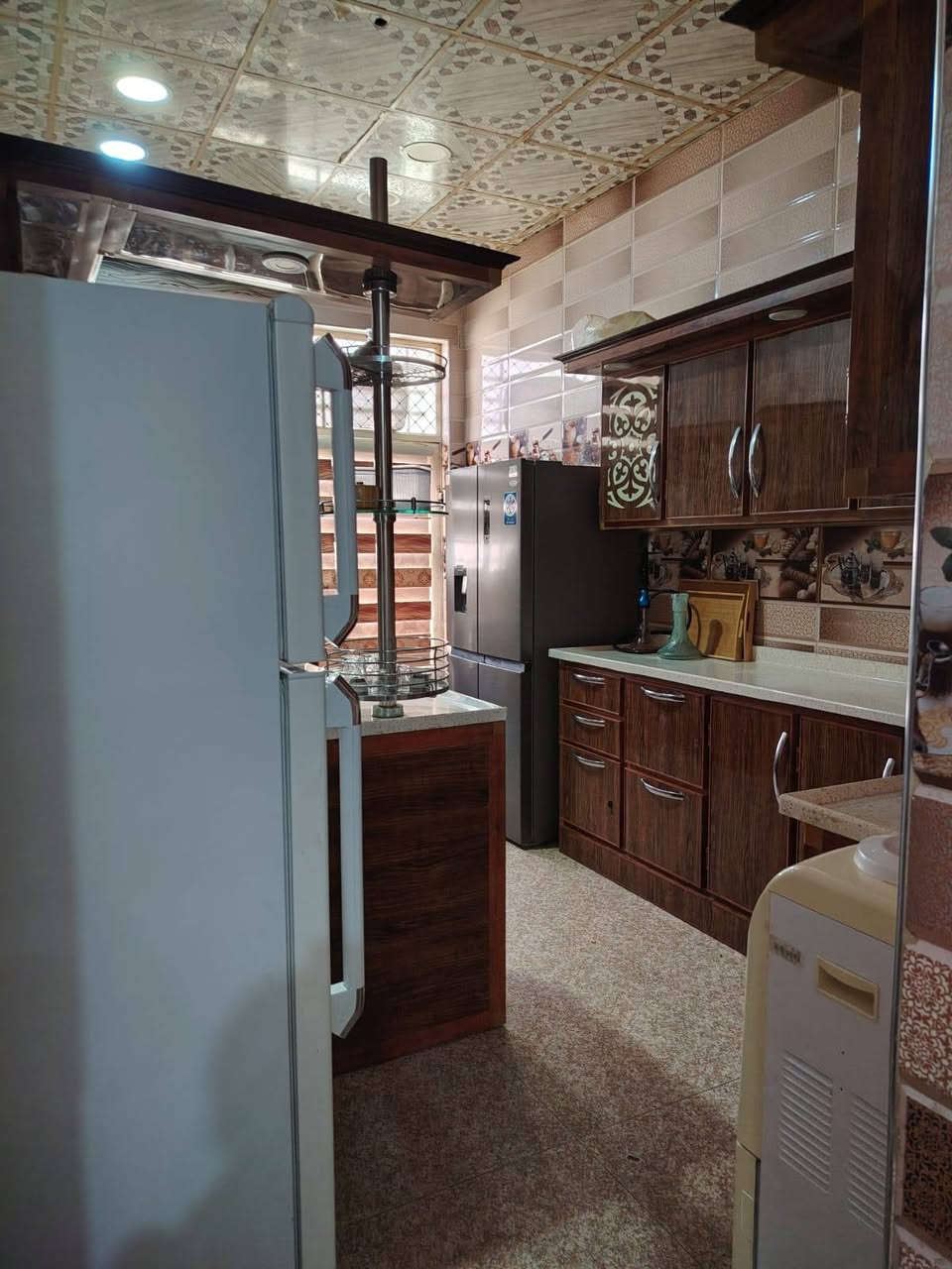 مشتمل البيع حي المعمل العمالية طابقين ٤غرف وصاله ومطبخ ستقبال كراج مجموعة صحيات المساحه ١٥م شارع ١٠م بل بداية قرب جامع الفرقان سنه البناء ٢٠٢٢ السعر ١٣٥ للستفسار اتصل ***********
