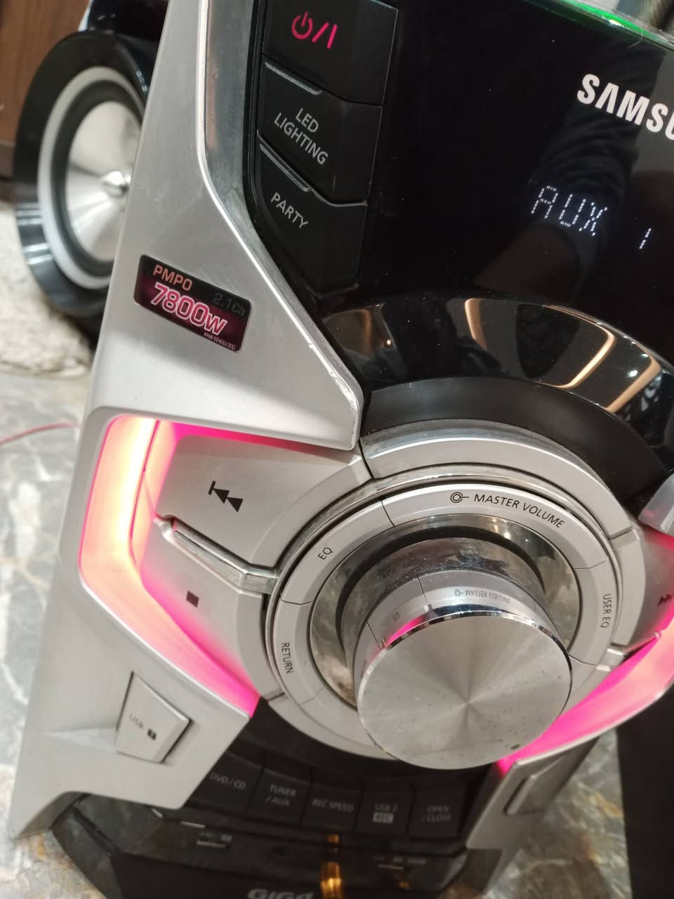 “جهاز سامسونگ Giga Sound Blast أصلي، صوت قوي جدًا مناسب للحفلات والبيت، يدعم AUX و USB و CD و MIC مع إضاءة LED جميلة. الجهاز شغال ممتاز والصوت نقي وباس قوي.”

يحتوي على:
تشغيل AUX و USB و CD/DVD
منفذين USB
مدخل مايكروفون MIC
إضاءة LED للحفلات
نظام صوت 2.1ch
وضعيات EQ و Party
تسجيل على USB

....الجهاز اصلي من شركة SAMSUNG حصرا .... 

السعر خاص لطفا 
او تواصل واتساب ***********
