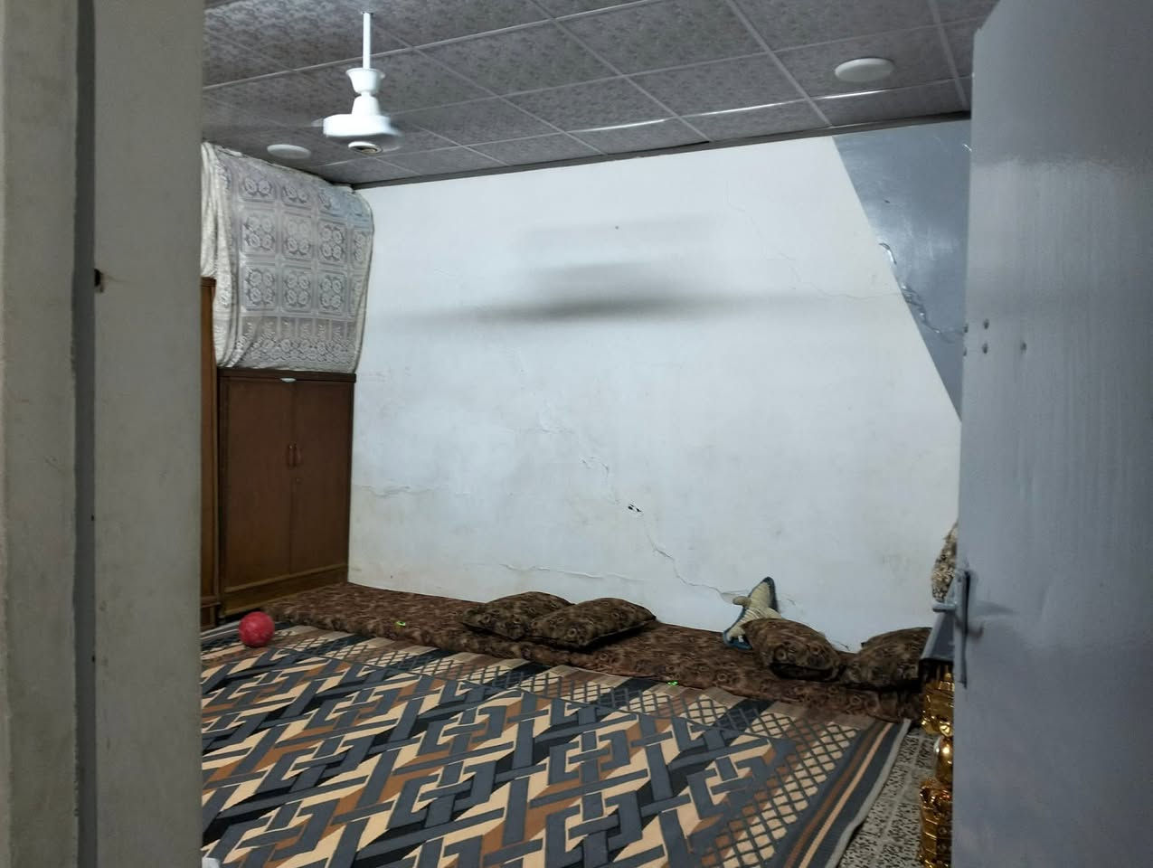 السلام عليكم دار للبيع تجاوز بي وصل بلديه حرم وادي مساحته 90متر  مرمم جديد يتكون من
غرفه 5*5
هول + مطبخ + صيحات +كراج +حديقه خارجية +سطح 
ماي وكهرب متوفر 24 ساعه بي خطين . البيت جاهز ماناقص شي عنوان موصل جانب الأيمن حي الاقتصاديين قرب جامع الاوابين صور ما واضحه البيت احله من صور وجاهز 
للتواصل سعر 15مليون ***********
